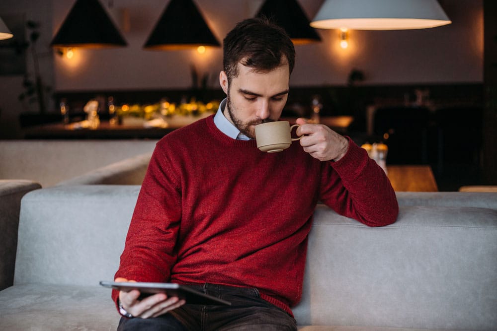 Un homme boit un café