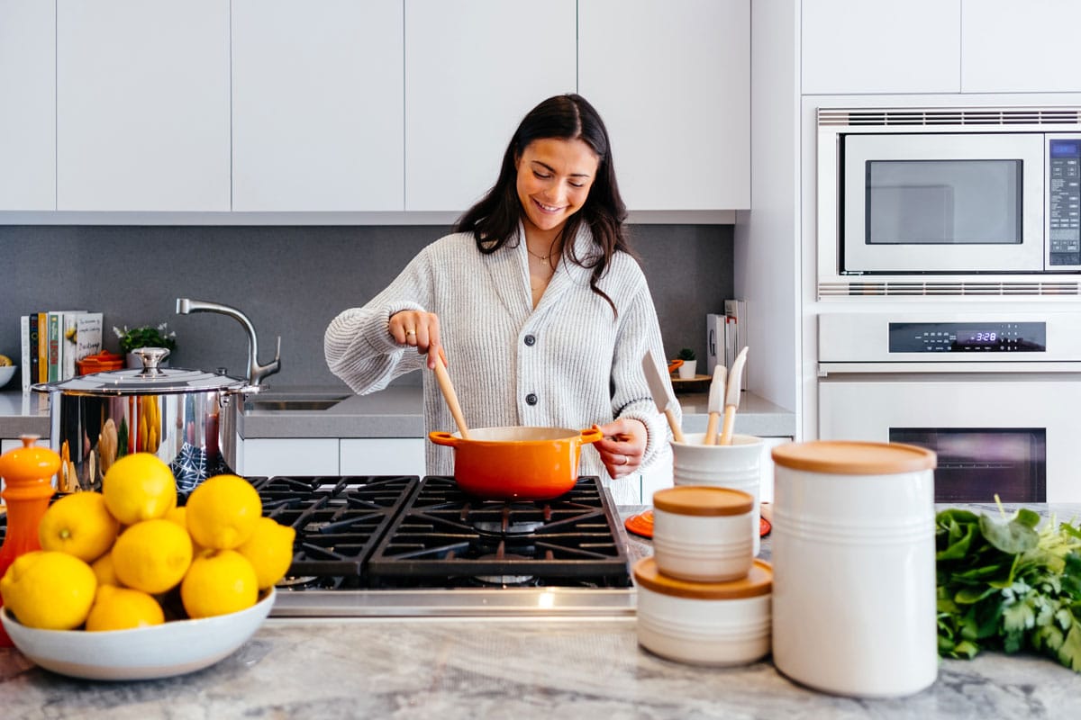 Etudiante faisant la cuisine